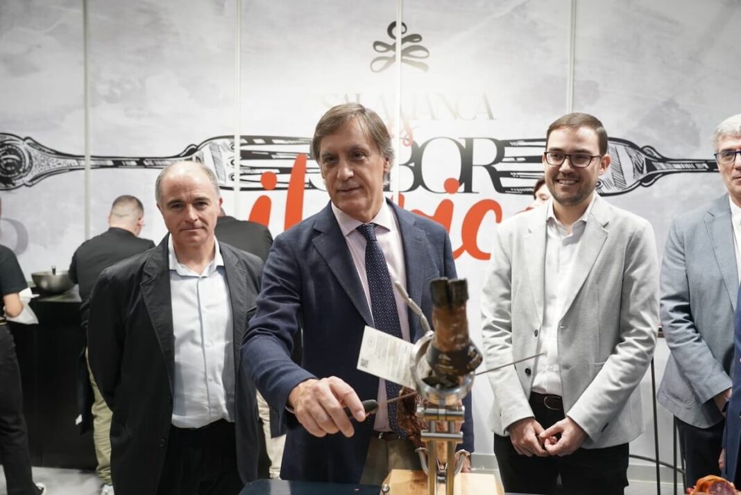 El alcalde de Salamanca, Carlos García Carbayo, en el medio, flanqueado por el diputado provincial de Turismo y el concejal de Turismo de la ciudad