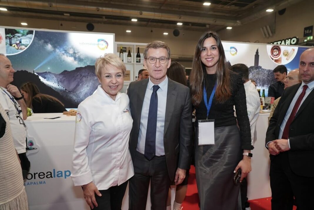 Blanca Jiménez, concejala de Turismo, Eventos y Marca de Valladolid (a la derecha), junto al presidente del PP, Núñez Feijóo, y una de las chefs que muestran su arte en Madrid Fusión