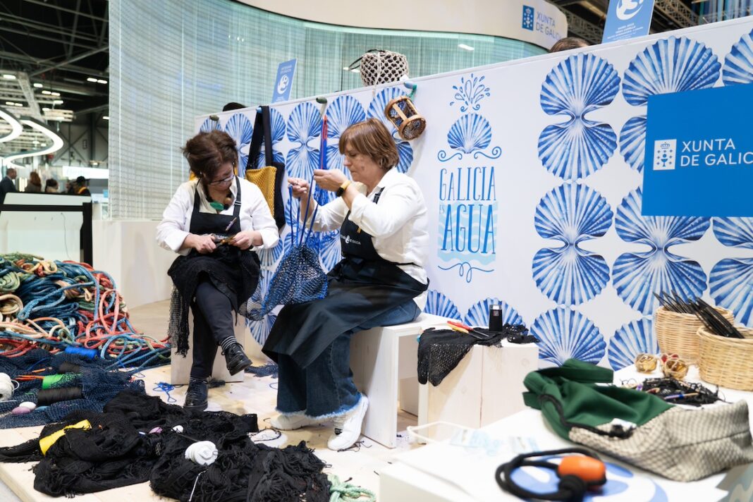 Galicia-redes pesca Dos mujeres arrenglan redes de pesca en el stand de Galicia en Fitur 2024
