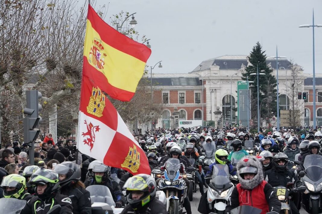 Desfile de banderas de la 42 edición de la concentración motera Pingüinos de Valladolid