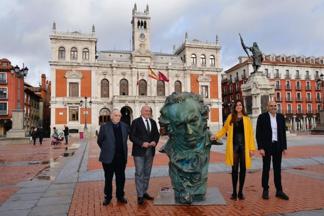 Una estatua gigante del trofeo de los Premios Goya ya se puede ver en la Plaza Mayor de Valladolid