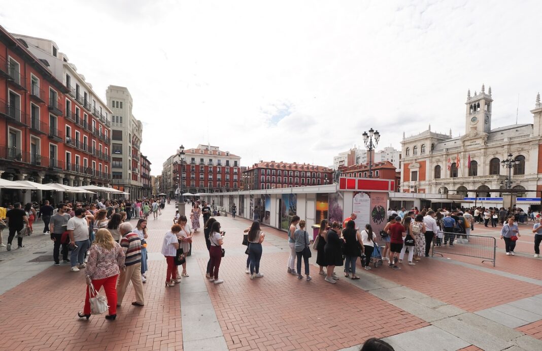 Imagen de la plaza mayor de Valladolid con las casetas típicas de una de las Ferias del Libro de la ciudad