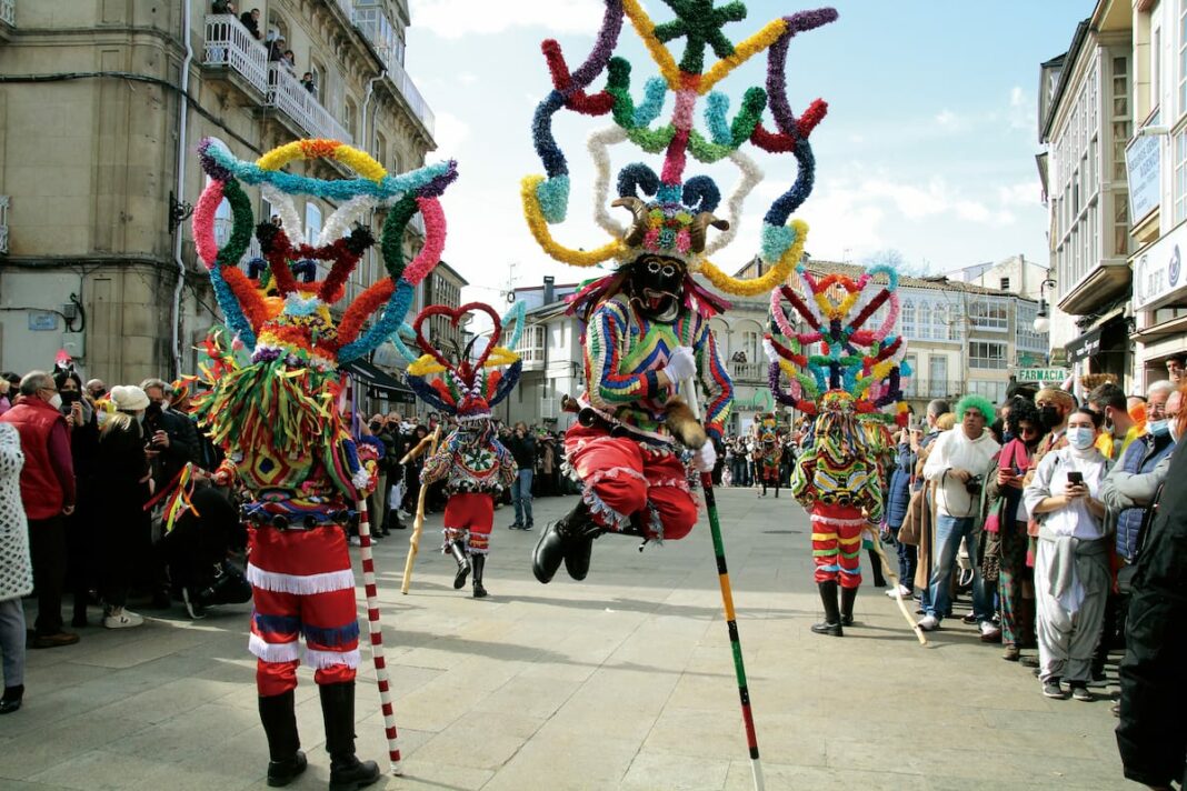Boteiro, del Carnaval de Viana do Bolo, en Ourense, dando saltos en la calle de la localidad