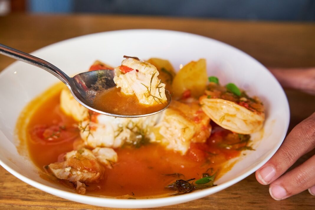 Bacalao con tomate, uno de los platos de Semana Santa que ofrecen varios bares y restaurantes de la provincia de Valladolid