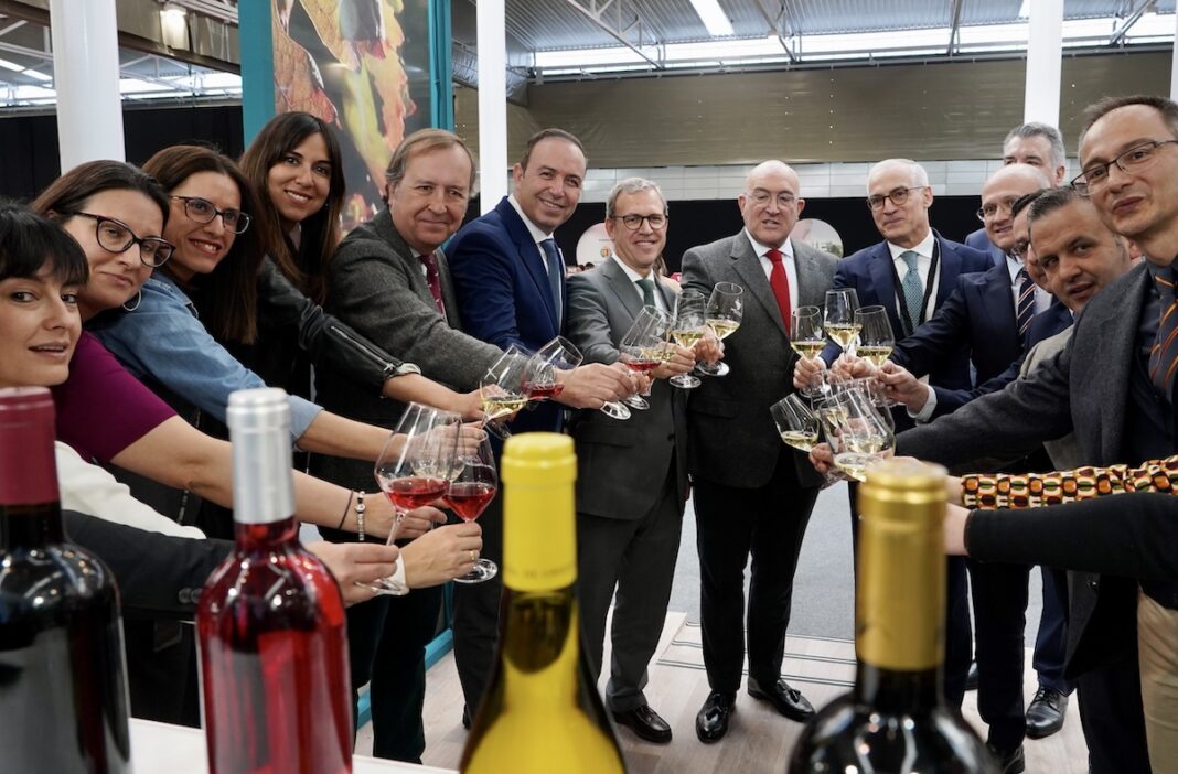 Quinta edición de la Feria Internacional de Enoturismo, ‘FINE#WineTourismExpo Autoridades y ponentes brindan en la inauguración de la V edición de la Feria Internacional de Enoturismo, en Valladolid
