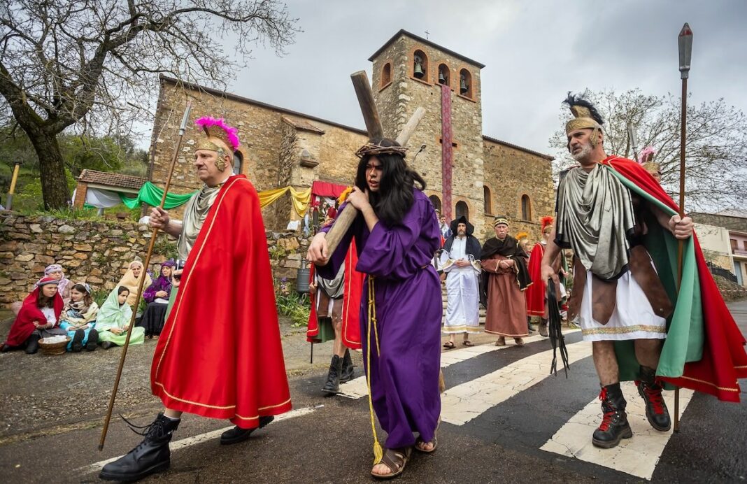 Serradilla del Arroyo Los vecinos de Serradilla del Arroyo, en la provincia de Salamanca, representan la Pasión de Cristo