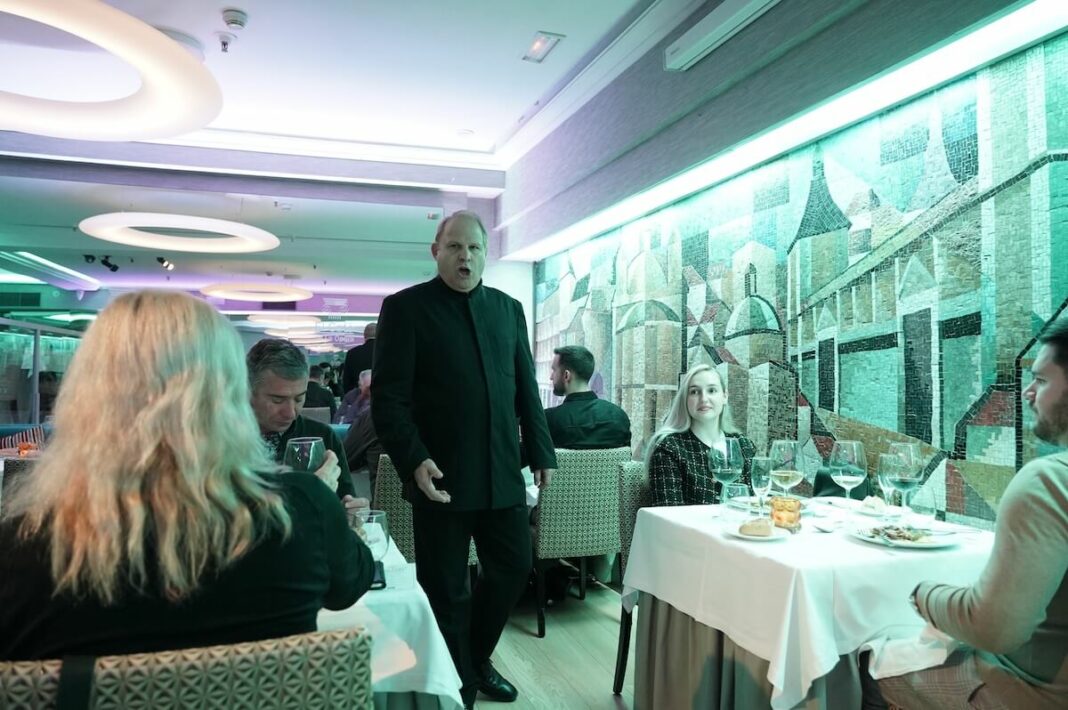 Disfrutar de una excelente gastronomía a la vez de un espectáculo lírico es posible en El Café de la Ópera, en Madrid