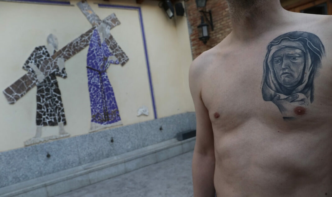 tatuaje semana santa Un cofrade palentino con un tatuaje en el pecho relacionado con la Semana Santa