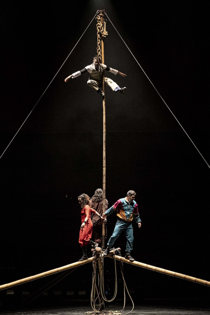Avol, circo Acrobacias circenses para conmemorar el Día Mundial del Circo, el 20 de abril