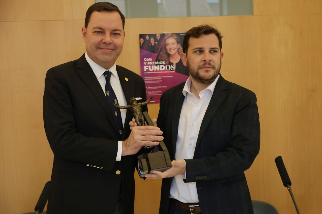 Presentación de los V Premios Fundos a la Innovación Social en Castilla y León Javier Viejo, de Fundos, y Víctor López, vicepresidente de la Diputación de Zamora
