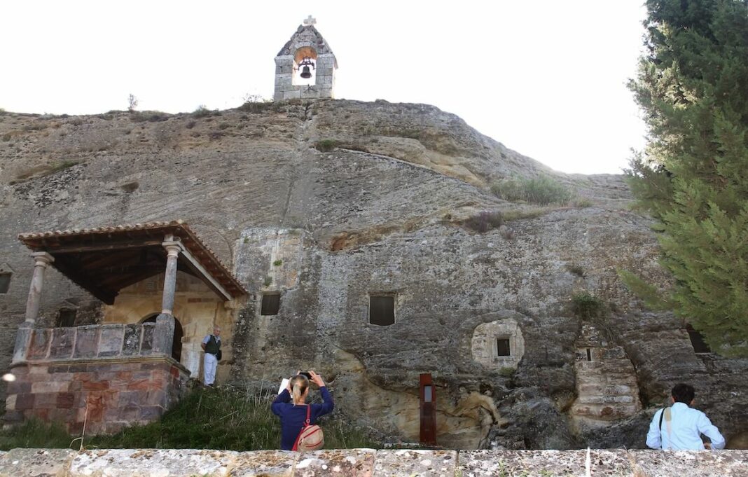 Igleisa rupestre en palencia Iglesia rupestre en la Montaña Palentina, la más grande y mejor conservada en España