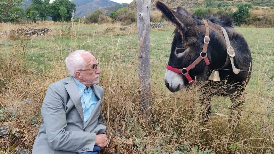 El escritor Luis Mateo Díez en Villablino, León, su pueblo natal, en una imagen de hace cuatro años