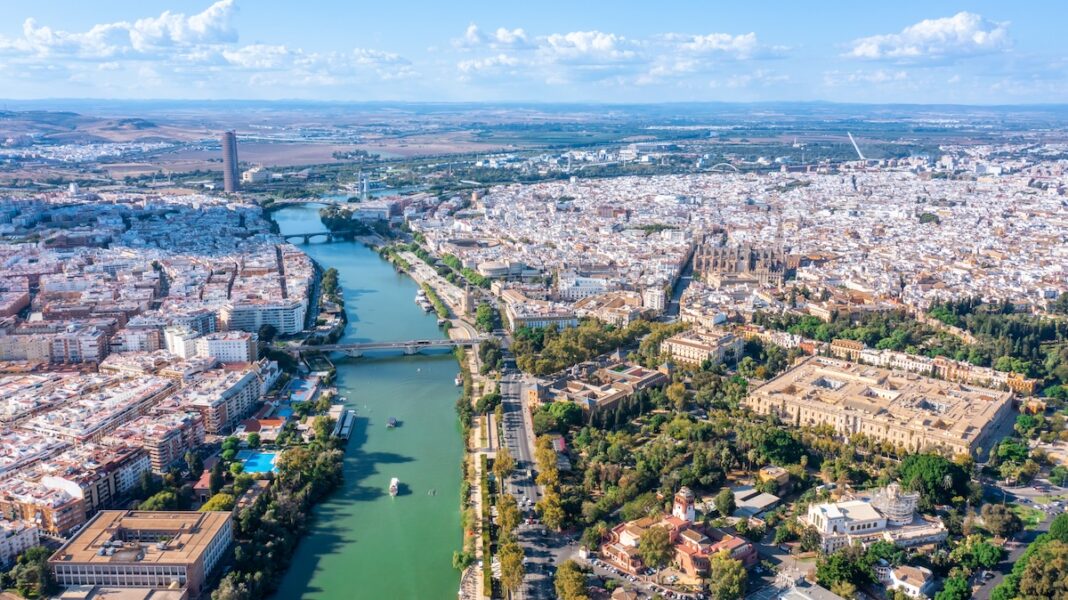 Aerial view of the Spanish city of Seville in the Andalusia region on the river Guadaquivir overlooking cathedral and Real Alcazar Vista aérea de la ciudad de Sevilla, con el río Guadalquivir
