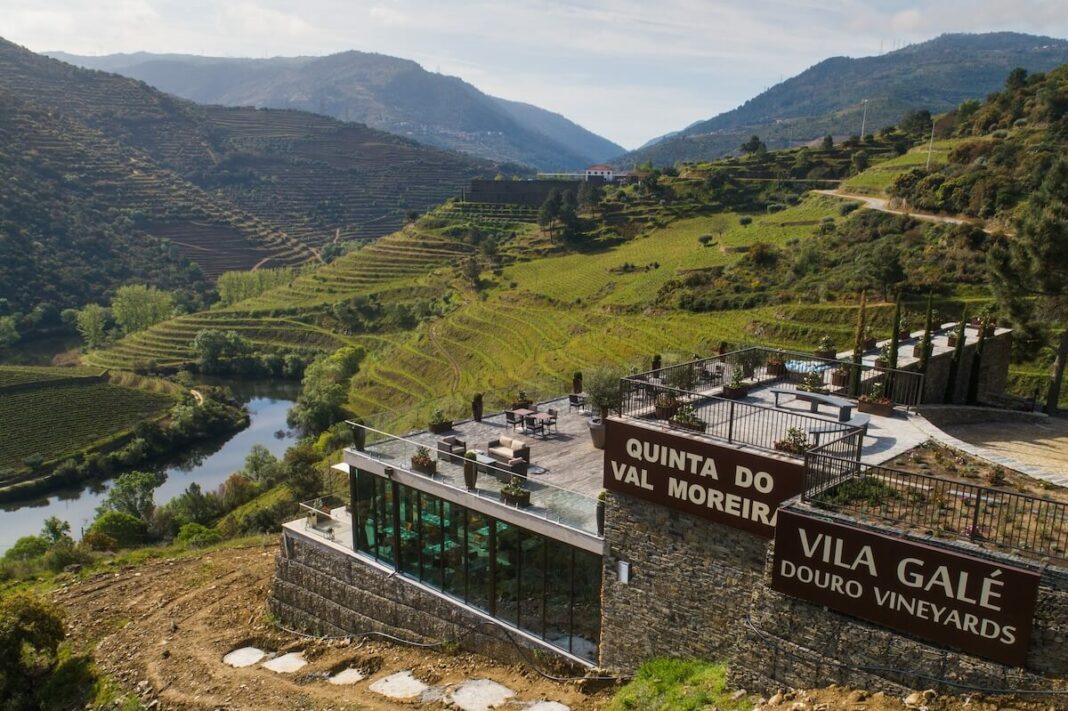 Terraza frente al Duero en una terraza del grupo hotelero portugués Vila Galé