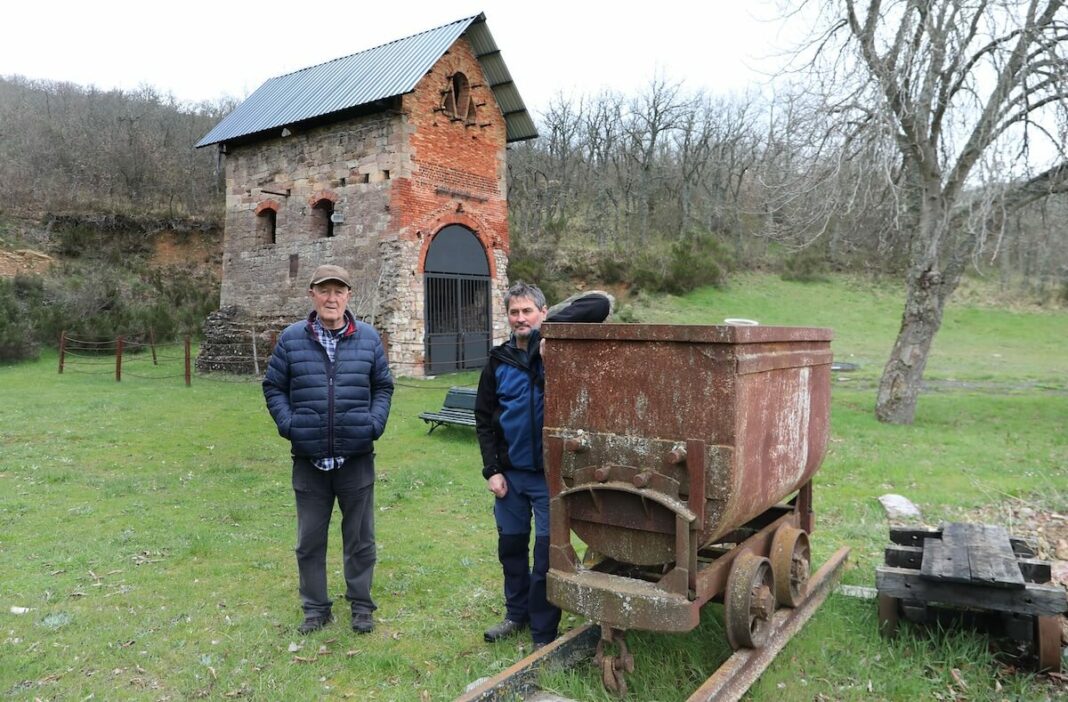 Vallejo de Orbó, minería Dos miembros de la Asociación para la Recuperación Industrial de loa localidad de Vallejo de Orbó, en la provincia de Palencia