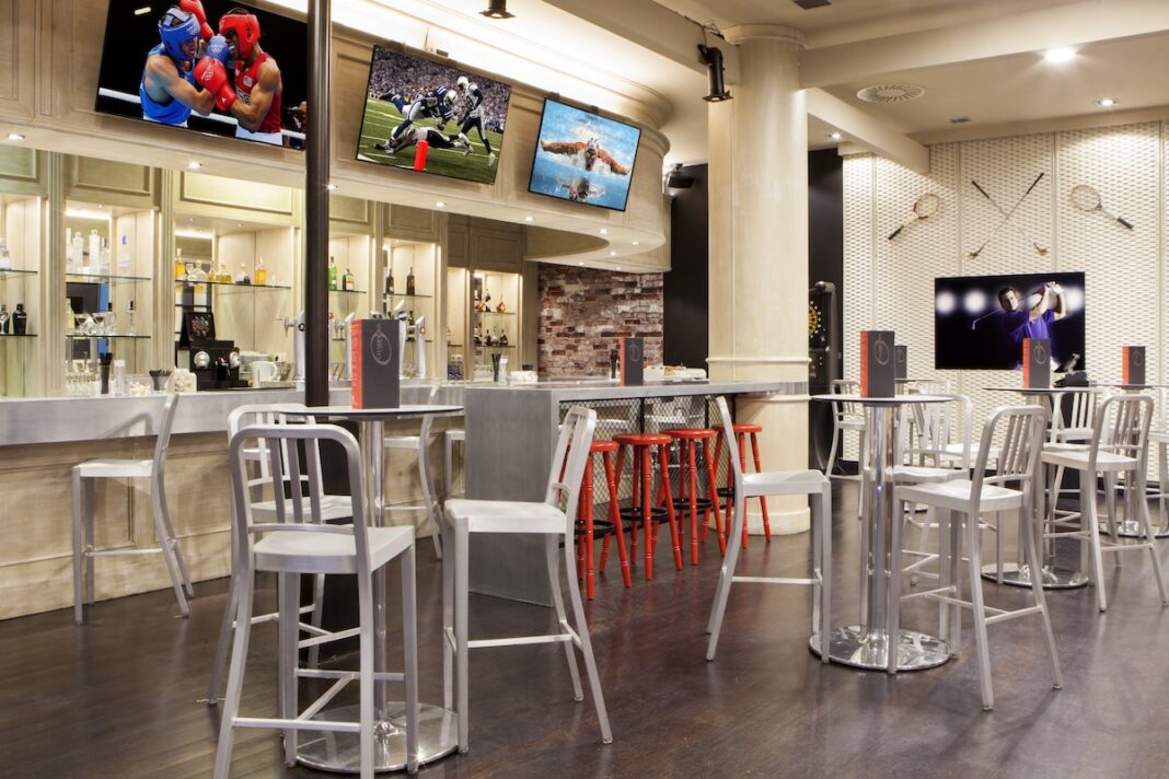 Champions Bar 2016 (19) Gastronomía y una extensa carta de bebidas mientras disfrutas de tus deportes favoritos, una atracción de varios hoteles de Madrid