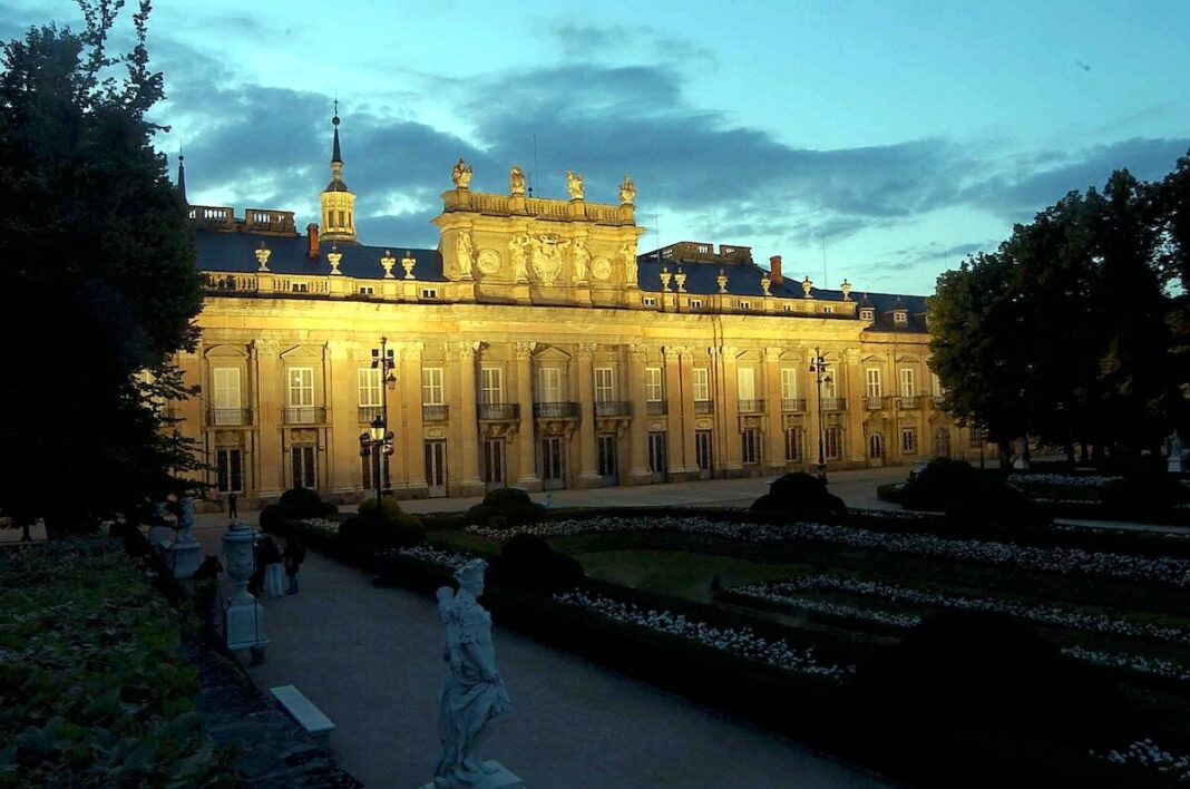 Vista nocturna del Palacio Real de la Granja de San Ildefonso (Segovia), que en 2024 cumple tres siglos