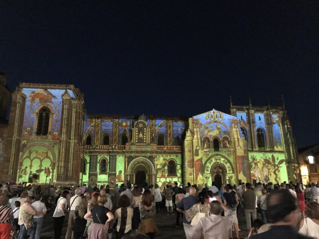 Las proyecciones artísticas regresan desde este 11 de mayo a la fachada de la Basílica de San Isidoro, todos los sábados por la noche