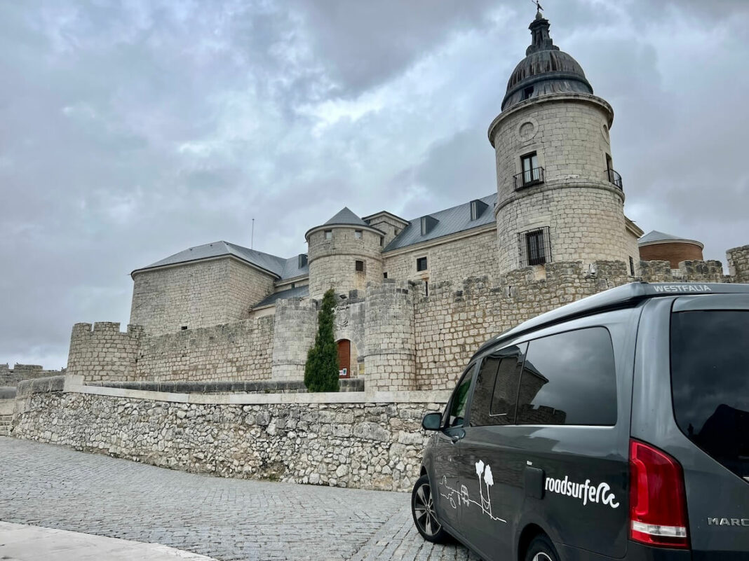 Simancas con vehícylo El Castillo de Simancas acoge el Archivo General del mismo nombre