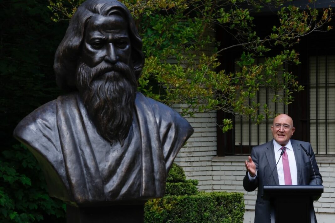 El alcalde de Valladolid, Jesús Julio Carnero, inaugura en el Campo Grande de la capital pucelana una escultura dedicado al poeta indio Tagore