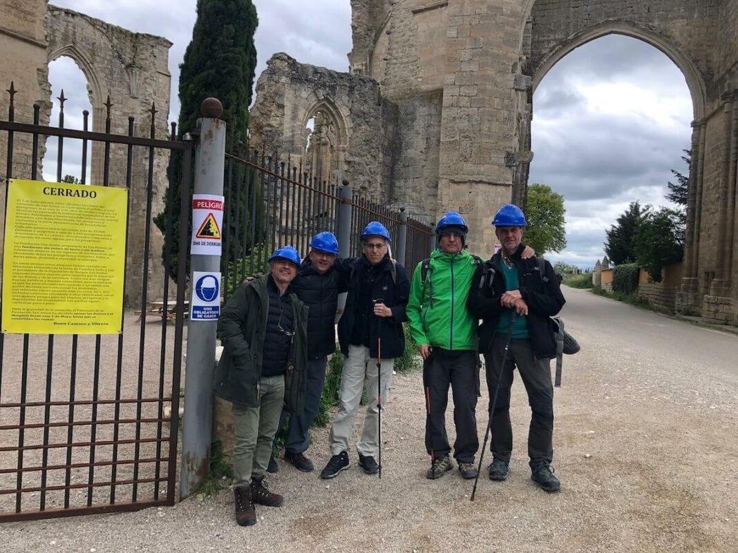 Los peregrinos tienen que pasar con casco junto a las ruinas del convento de San Antón, en Castrojeriz, Burgos