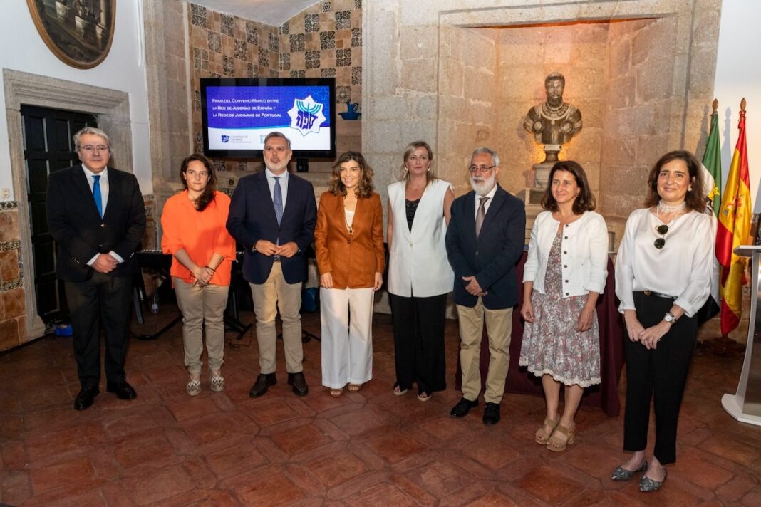 Imagen de familia del acuerdo de colaboración entre las Redes de Judería de España y Portugal