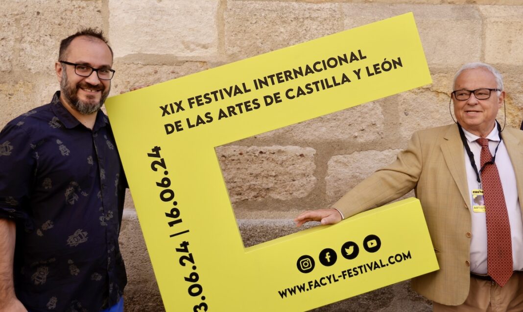 El director del Festival Internacional de las Artes de Castilla y León, Rodrigo Tamariz, y el consejero de Cultura, Turismo y Deportes, Gonzalo Santonja