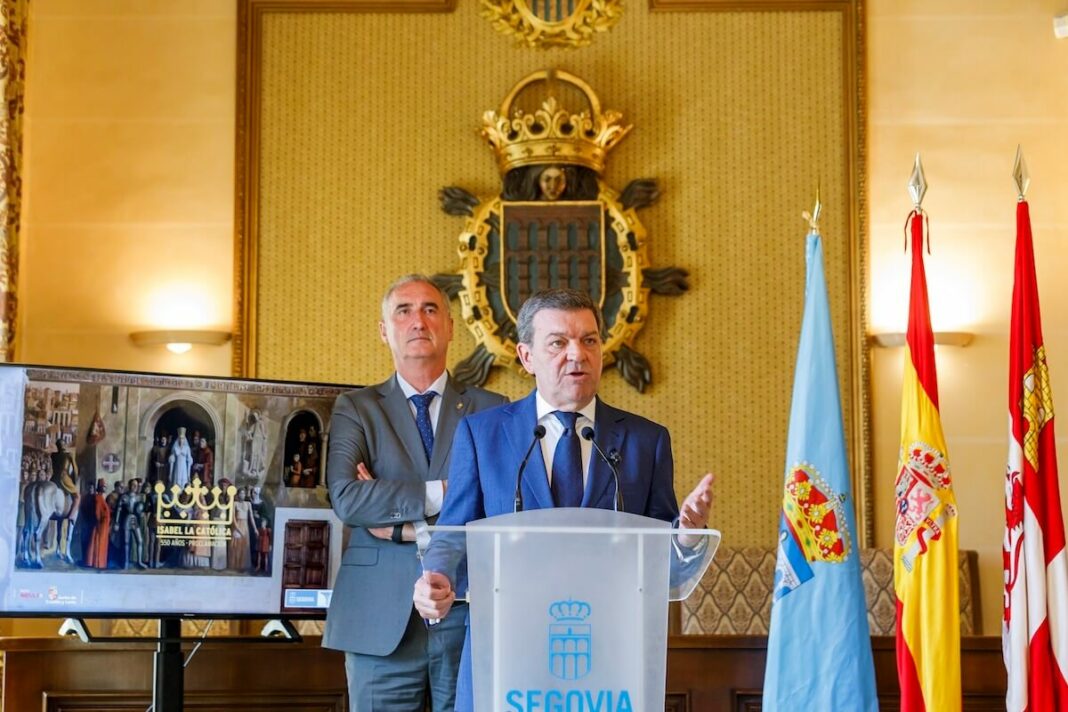 El consejero de la Presidencia de Castilla y León, Luis Miguel González Gago, junto al alcalde de la ciudad de Segovia