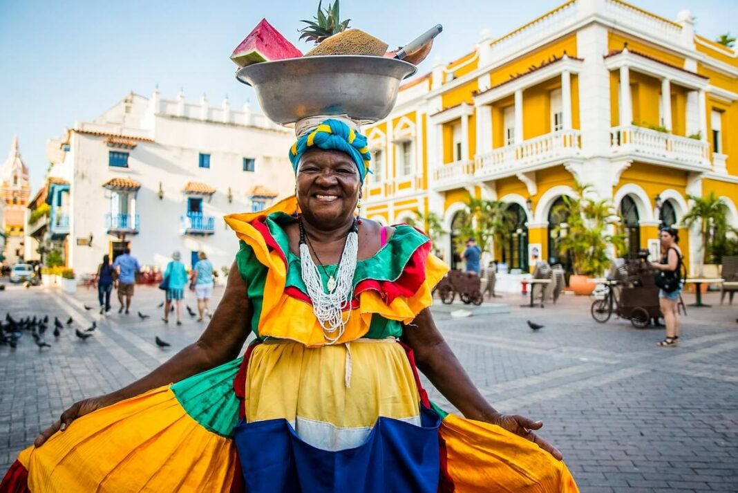Palenquera_ProColombia Palanquera en Cartagena de Indias, Colombia
