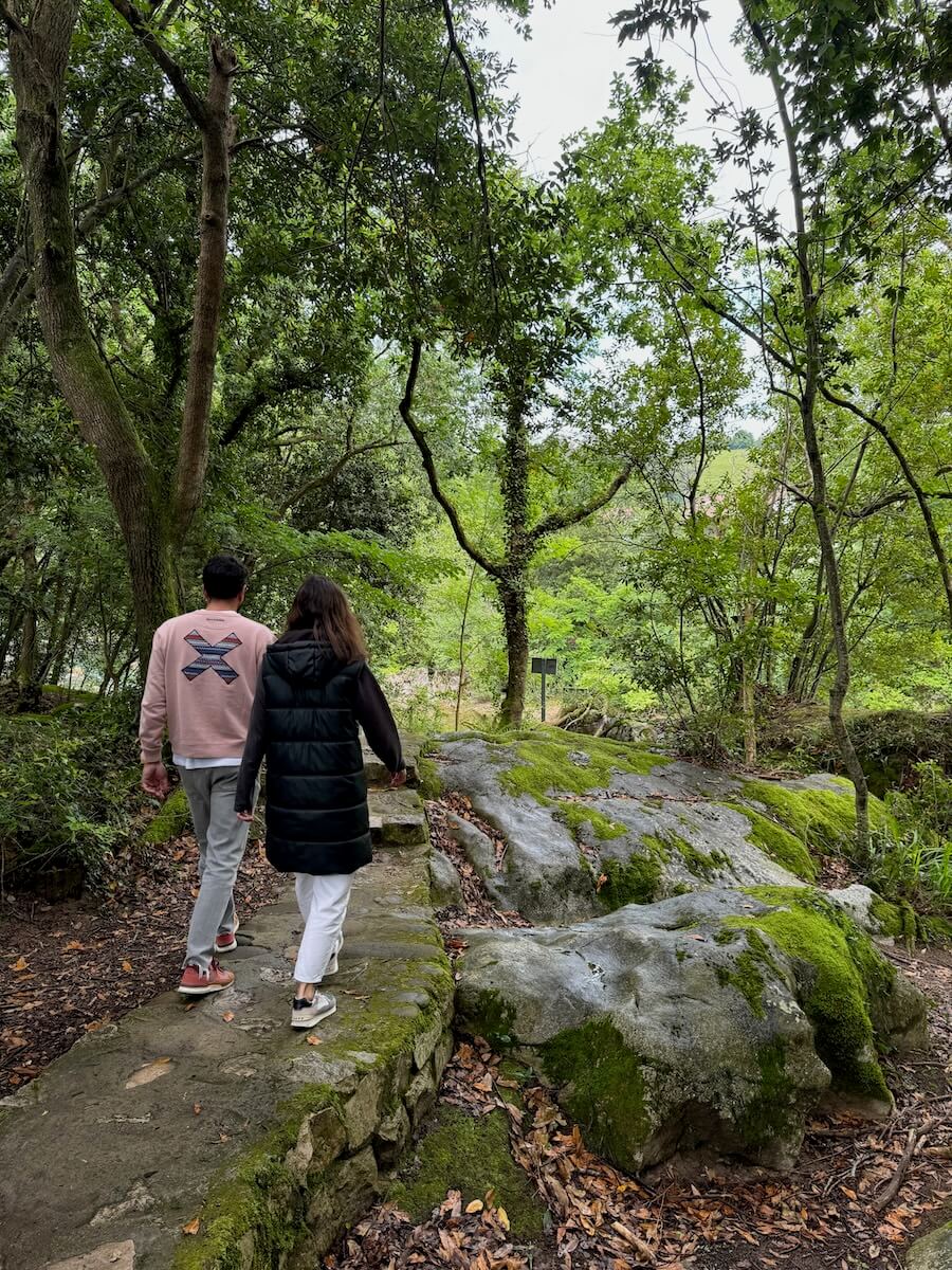 Un paseo en Puente Viesgo, junto al río Pas, es una experiencia de pura naturaleza