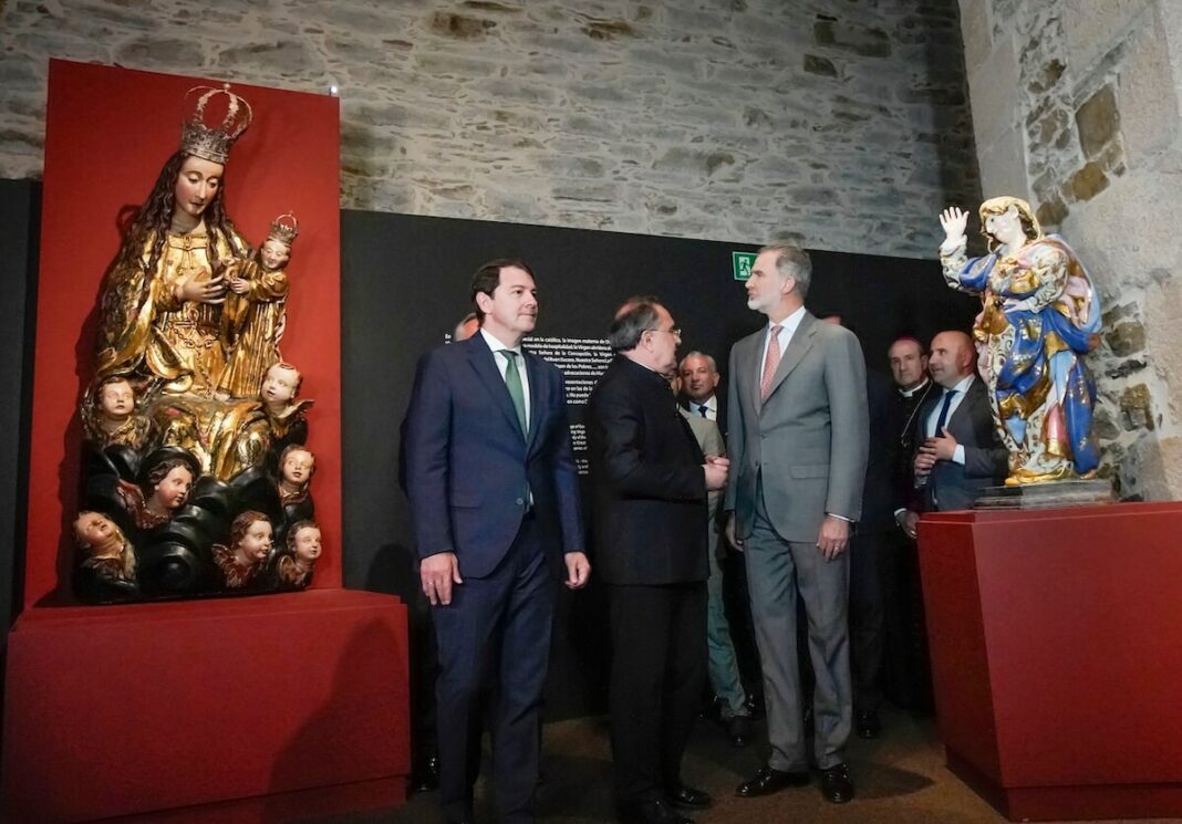 El rey Felipe VI y el presidente de Castilla y León, Alfonso Fernández Mañueco, inauguran la nueva edición de la exposición Las Edades del Hombre en Villafranca del Bierzo, provincia de León
