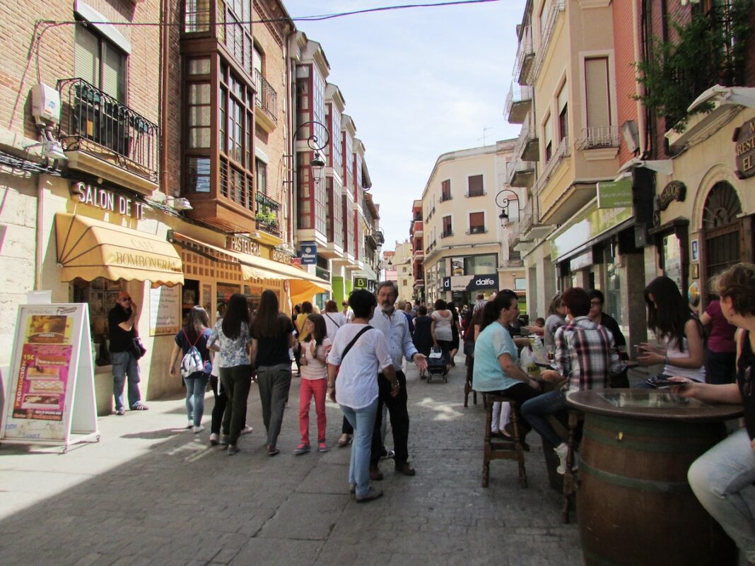 Calle Isilla, típica arteria urbana de Aranda de Duero para degustar los buenos vinos de la Ribera del Duero