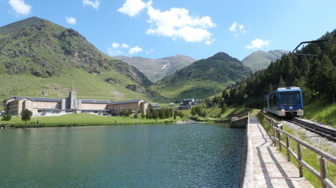 Un tren cremallera te acerca hasta el hotel Vall de Núria, a 2.000 metros de altitud, en la provincia de Girona