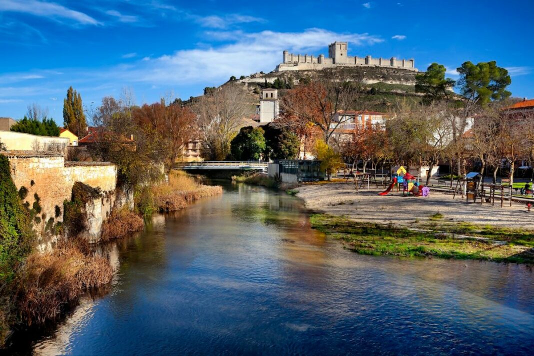 Peñafiel, con el castillo al fondo Localidad de Peñafiel, uno de los pueblos mágicos y más bonitos de España, con su castillo sobre una loma