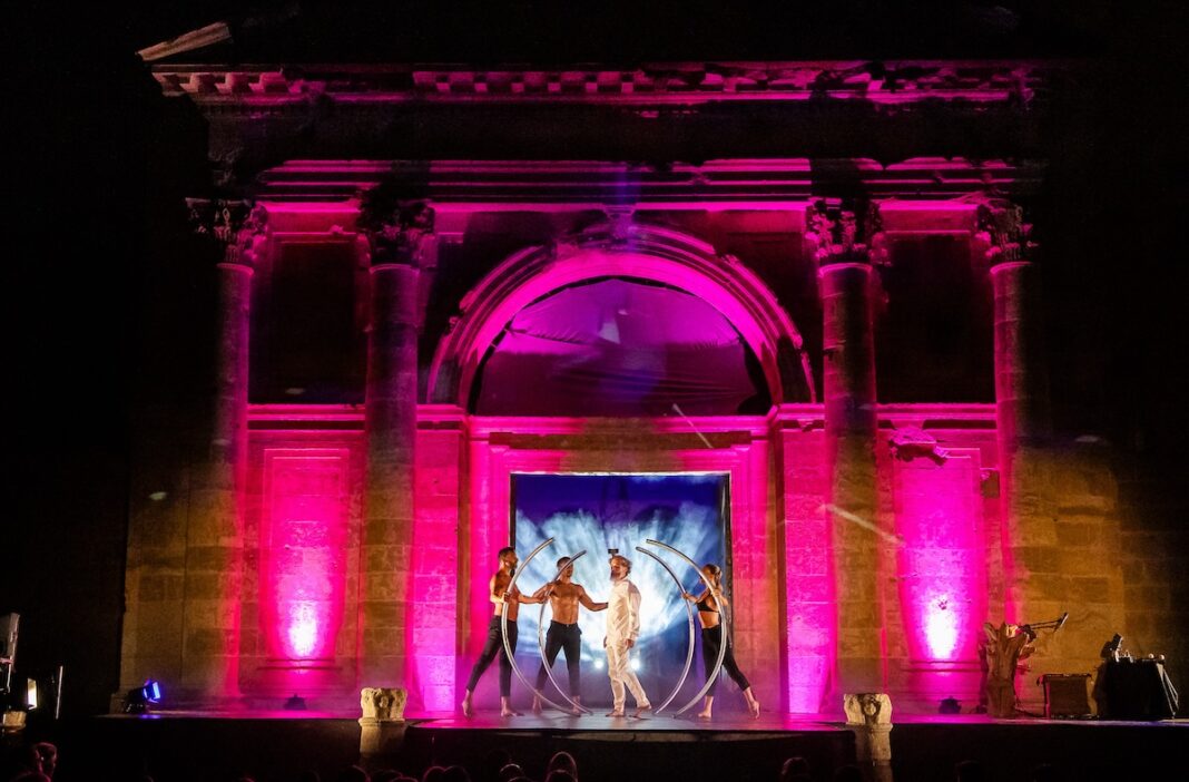 Actuación de un grupo de teatro en la Feria de Teatro de Castilla y León en 2023, que se celebra en Ciudad Rodrigo, Salamanca