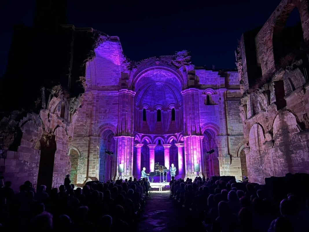 Concierto lírico celebrado en las ruinas del Monasterio de La Granja de Moreruela, del siglo XII, en la provincia de Zamora