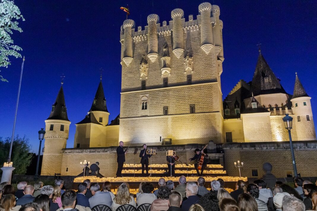 Concierto de música con velas junto al Alcázar de Segovia